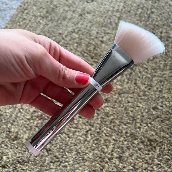 It cosmetics Skin Smoothing Complexion Brush - Picture 1 of 8